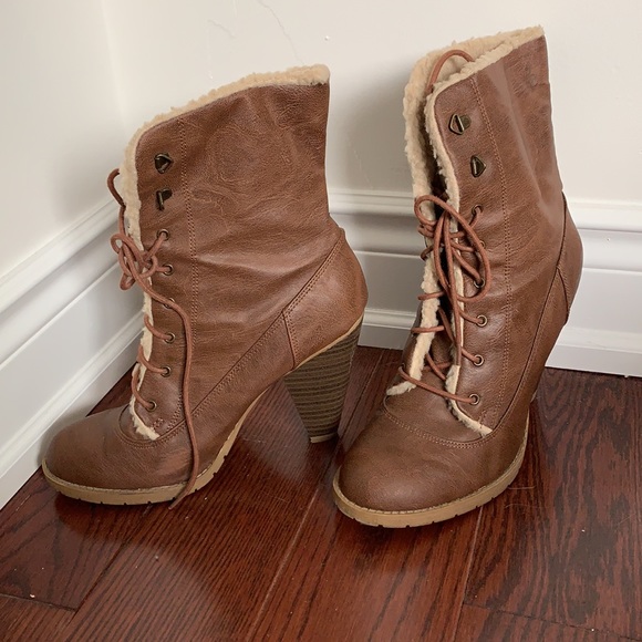 Lined Heeled Boots! - Picture 2 of 3